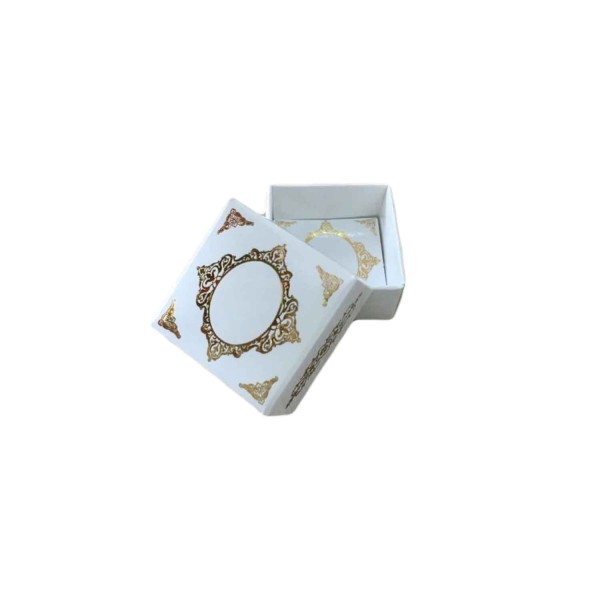 Kervan Komple Karton Kutu Saray Desen Gold Yaldız 4X4X2 CM (50 Adet) Beyaz Kervan Komple Karton Kutu Saray Desen Gold Yaldız 4X4X2 CM (50 Adet) Beyaz