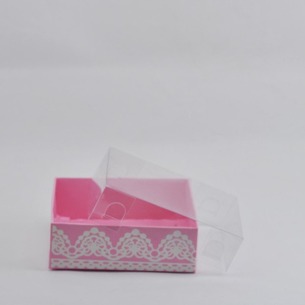 Kervan Asetat Kapaklı Karton Kutu Dantel Desenli Model 8X8X3 (50 Adet) Pembe Kervan Asetat Kapaklı Karton Kutu Dantel Desenli Model 8X8X3 (50 Adet) Pembe
