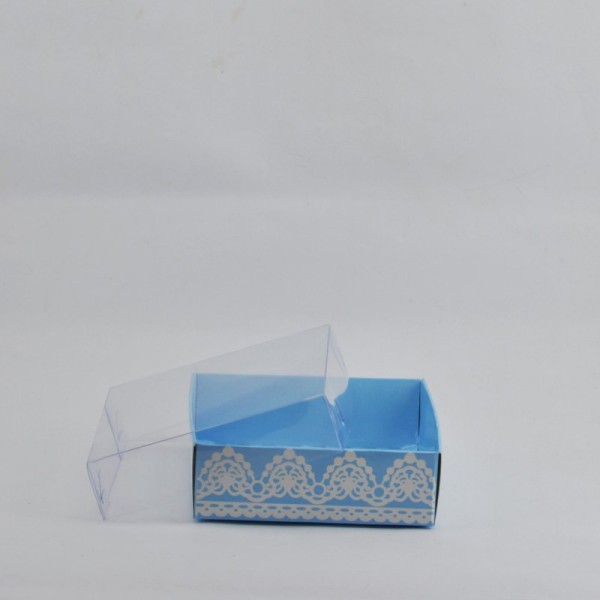 Kervan Asetat Kapaklı Karton Kutu Dantel Desenli Model 8X8X3 (50 Adet) Mavi Kervan Asetat Kapaklı Karton Kutu Dantel Desenli Model 8X8X3 (50 Adet) Mavi